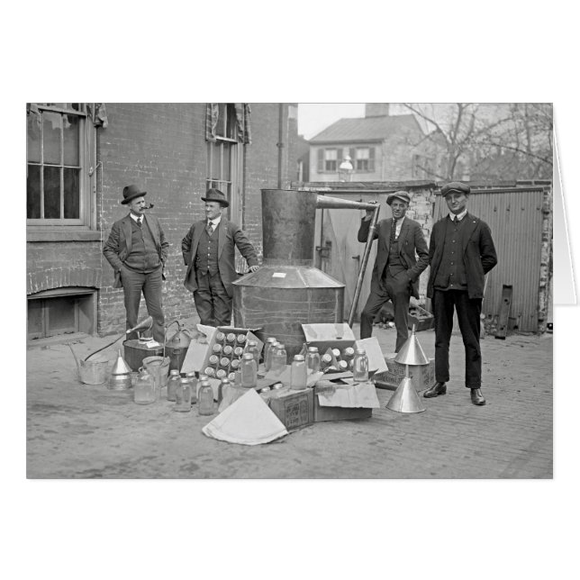 密造酒の蒸留器と禁酒法捜査官 1922年 (正面横)