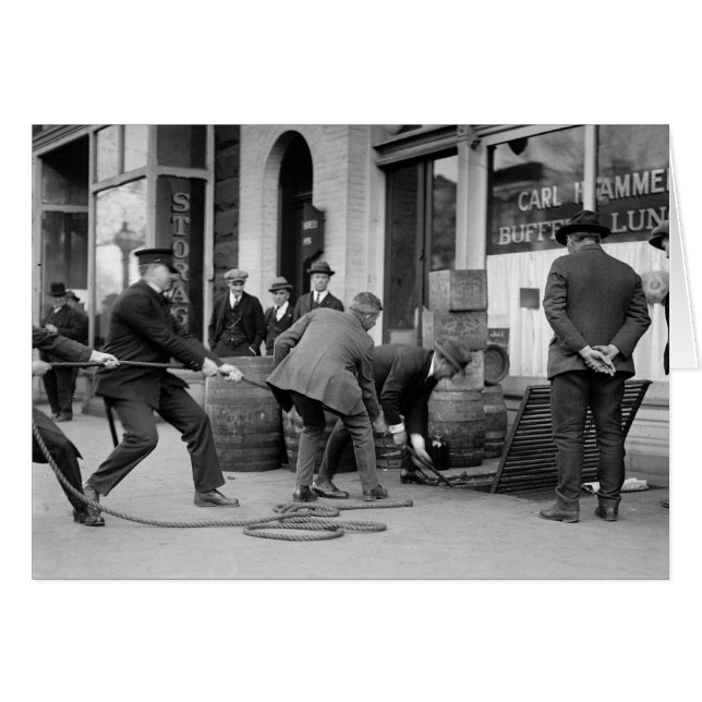 密造酒を押収する警察 1923年 (正面横)
