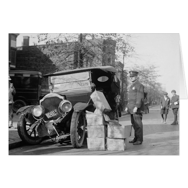 密造酒密売人の車を捕まえた警察官 1922 (正面横)