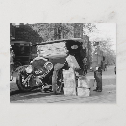 密造酒密売業者の車を捕まえた警察 1922年 ポストカード (正面)