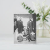 密造酒製造装置を押収する捜査官 1920年 ポストカード (スタンド正面)