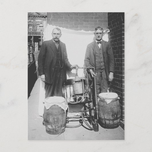 密造酒製造装置を押収する捜査官 1920年 ポストカード (正面)