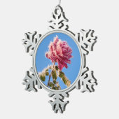 寒い冬に氷の霜が降るピンクのバラ自然- スノーフレークピューターオーナメント (右)