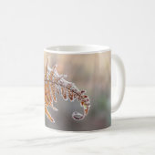 寒い冬に氷の霜を持つシダの葉自然- コーヒーマグカップ (正面右)