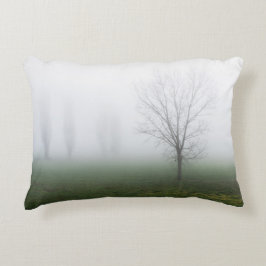 寒い冬に濃霧に覆われた公園 アクセントクッション