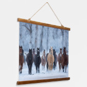 寒さの中の馬 吊り下げ型タペストリー (傾斜あり)