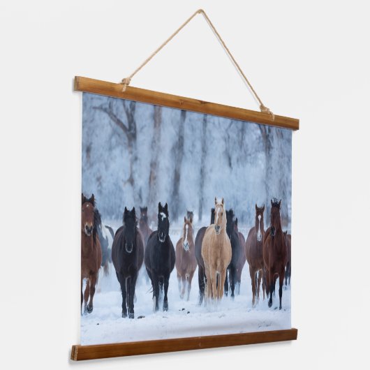 寒さの中の馬 吊り下げ型タペストリー (傾斜あり)