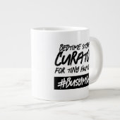 寝おもしろい時の話キュレーター…ハッシュタグ忙しママ ジャンボコーヒーマグカップ (正面右)