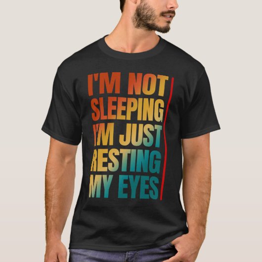 寝ているわけじゃない、目を休めているだけ Tシャツ (正面)