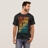 寝ているわけじゃない、目を休めているだけ Tシャツ (正面フル)