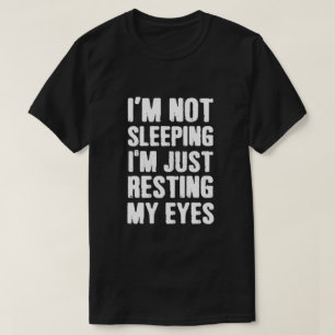 寝てないから目を休むだけTシャツ Tシャツ