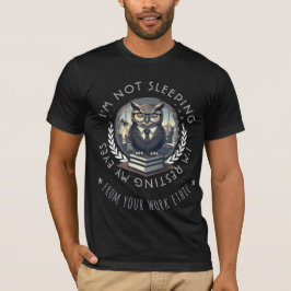 寝てなんかいないよ パロディフクロウのマネージャー 目を休めてるだけ Tシャツ