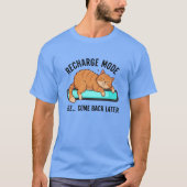 寝てる猫の充電モード 楽しい 怠け者 ユーモア Tシャツ (正面)
