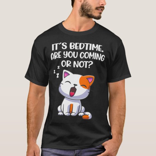 寝る時間です、来るの来ないの 猫 Tシャツ (正面)