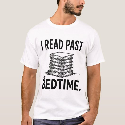 寝る時間を過ぎても読書 – 面白い本の虫 Tシャツ (正面)