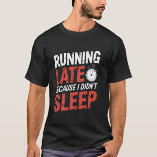 寝不足で遅刻 眠い タイプリター Tシャツ