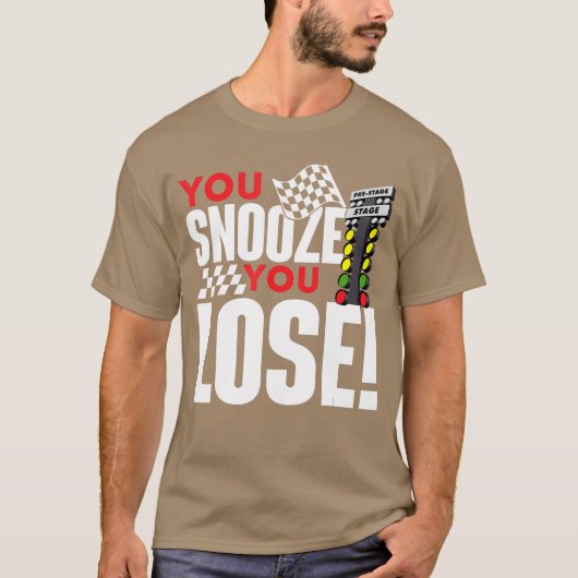 寝坊したら負け！面白いドラッグレース Tシャツ (正面)