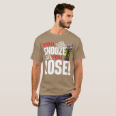 寝坊したら負け！面白いドラッグレース Tシャツ (正面フル)