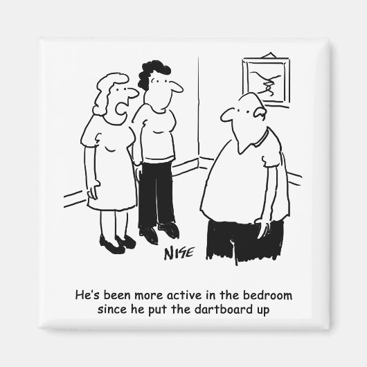 寝室にダーツボード。漫画おもしろい マグネット (正面)
