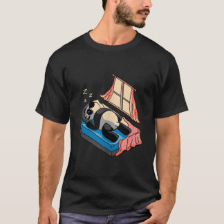 寝室のベッドでうつぶせで寝ているパンダ Tシャツ