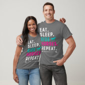 寝馬食べのリピーター馬の女の子の乗馬 Tシャツ (ユニセックス)