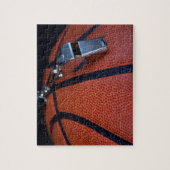 審判の笛が人の上に乗る ジグソーパズル (縦)