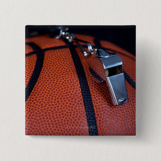 審判の笛が人の上に乗る 缶バッジ (正面)