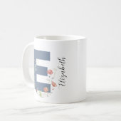 審美的な水色フローラレターEモノグラム コーヒーマグカップ (正面左)