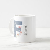 審美的な水色フローラ文字Fモノグラム コーヒーマグカップ (正面左)