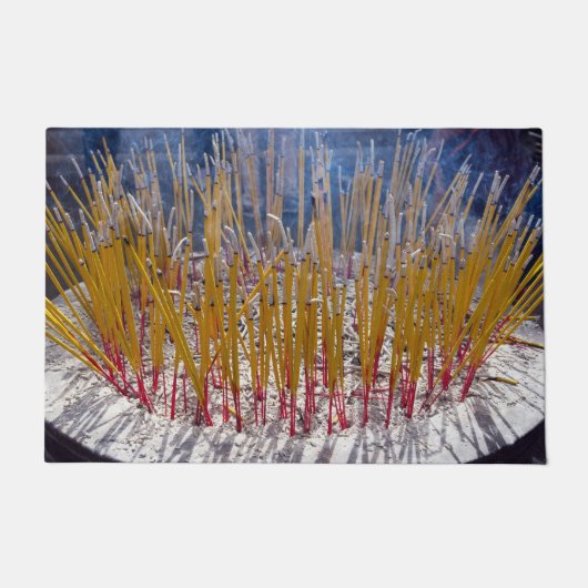 寺の香 – チョンティエン、雲南省、中国 ドアマット (正面)