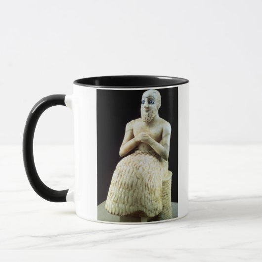 寺院からの役人Ebih Ilの彫像、の マグカップ (左)