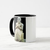 寺院からの役人Ebih Ilの彫像、の マグカップ (正面左)