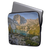 寺院の岩山および第2湖 ラップトップスリーブ (正面左)