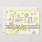 対のベビーの黄色の灰色はベビーシャワーに点を打ちます 招待状 (正面)