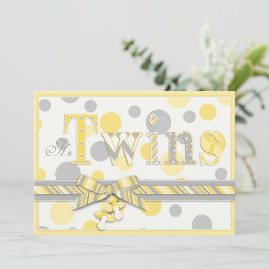 対のベビーの黄色の灰色はベビーシャワーに点を打ちます 招待状 (スタンド正面)