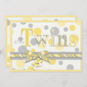 対のベビーの黄色の灰色はベビーシャワーに点を打ちます 招待状 (正面/裏面)