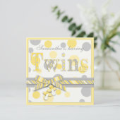 対のベビーの黄色の灰色はベビーシャワーに点を打ちます 招待状 (スタンド正面)