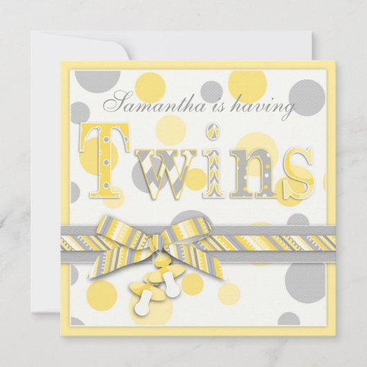 対のベビーの黄色の灰色はベビーシャワーに点を打ちます 招待状 (正面)