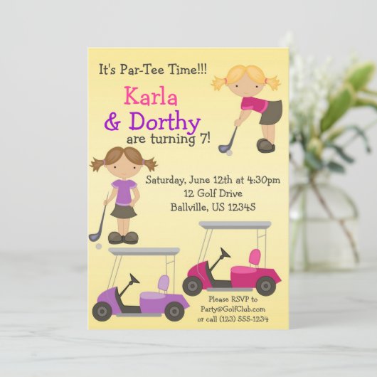 対の女の子のゴルファーのゴルフ誕生日のパーティの招待状 招待状 (スタンド正面)