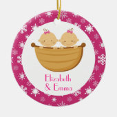 対の女の子のパーソナライズなクリスマスの記念品のギフト セラミックオーナメント (正面)