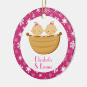 対の女の子のパーソナライズなクリスマスの記念品のギフト セラミックオーナメント (左)