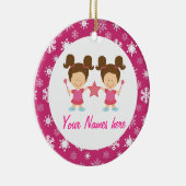 対の女の子のピンクのクリスマスの記念品のギフト セラミックオーナメント (右)
