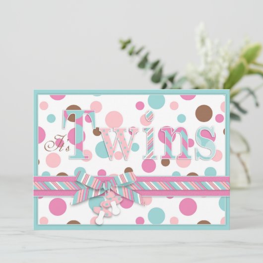 対の女の子のピンクの水ブラウンはベビーシャワーに点を打ちます 招待状 (スタンド正面)