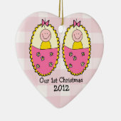 対の女の子の初めてのクリスマスのピンク セラミックオーナメント (右)