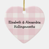 対の女の子の初めてのクリスマスのピンク セラミックオーナメント (裏面)