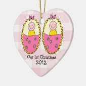 対の女の子の初めてのクリスマスのピンク セラミックオーナメント (左)