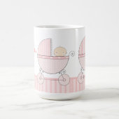 対の女の子の明るいピンクキャリッジの誇り高い祖母 コーヒーマグカップ (中央)