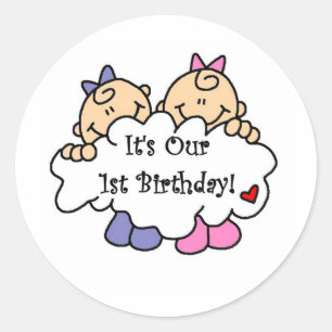 対の女の子の第1誕生日のTシャツおよびギフト ラウンドシール