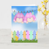 対の女の赤ちゃんのお祝い カード (黄色い花)