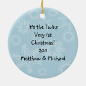 対の男の子の第1クリスマスのオーナメント セラミックオーナメント (裏面)